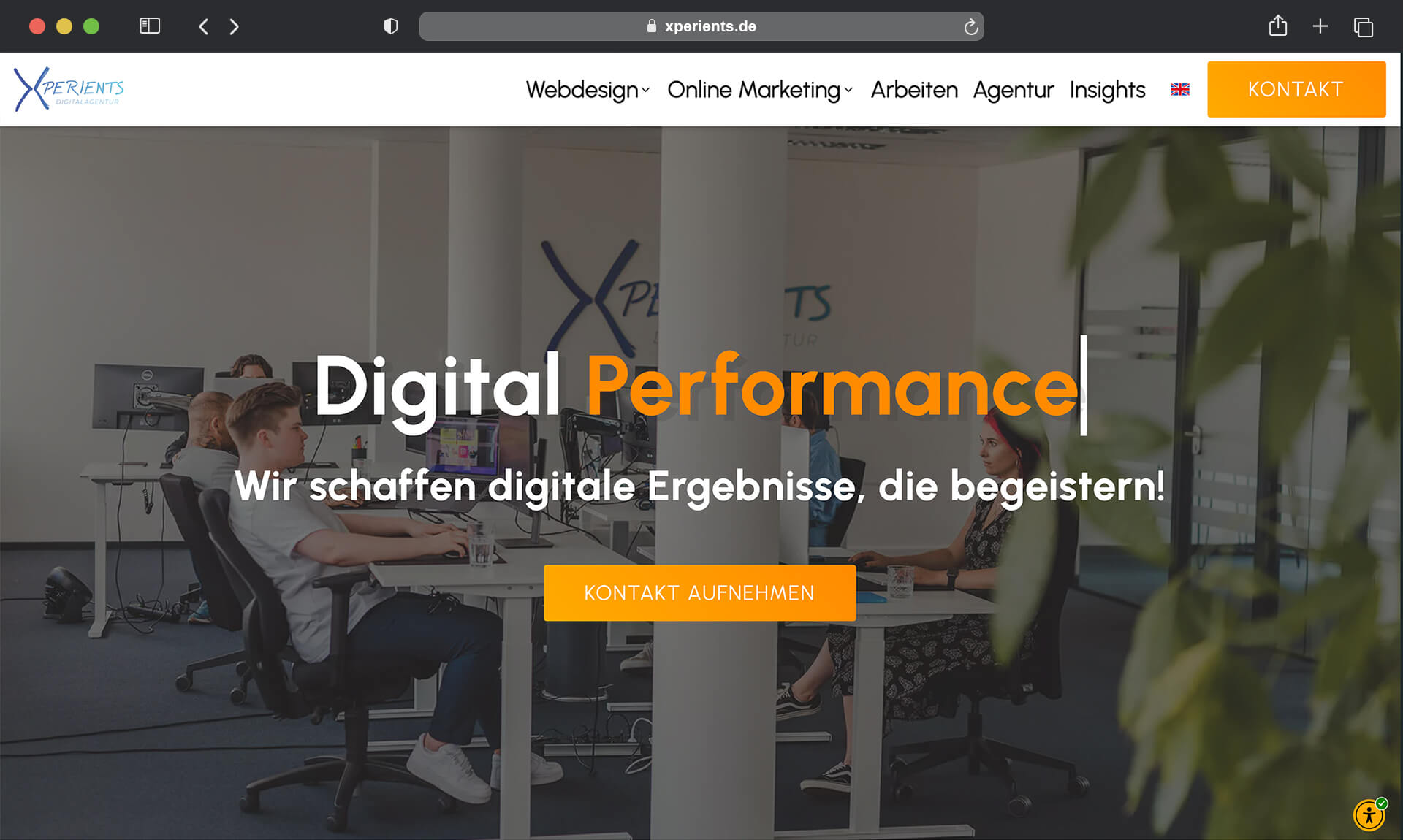 browser mockup zeigt xperients startseite mit grossem text