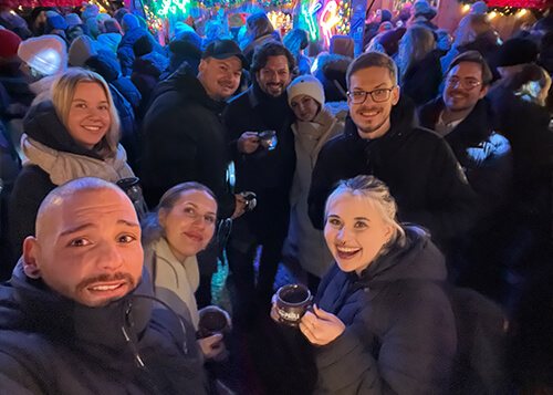 Team trinkt Glühwein auf Weihnachtsmarkt